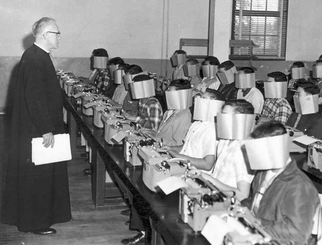 ah la belle époque où nous votions les yeux fermés. un curé surveille une classe d'élèves aux yeux bandés