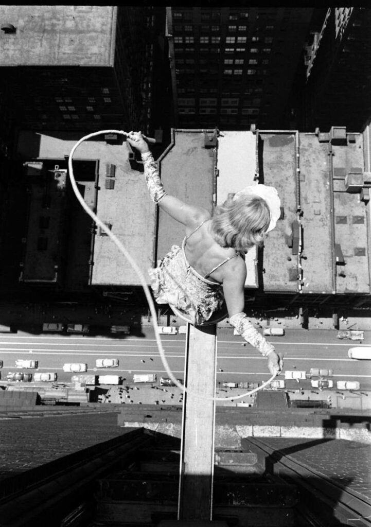 ne réveillez pas les somnambules.1955, une femme fait de la corde à sauter sur une poutrelle au-dessus d'une rue de Chicago
