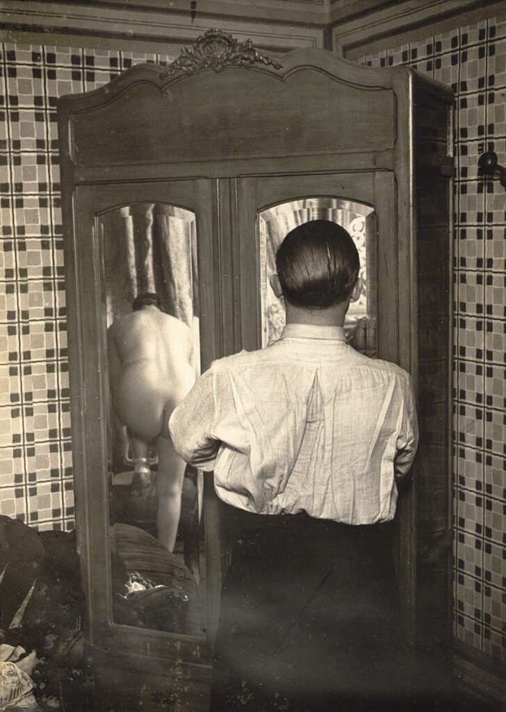 je suis une armoire à glace. Brassaï In a Hot-Sheet-Motel Rue Quincampoix ca. 1932