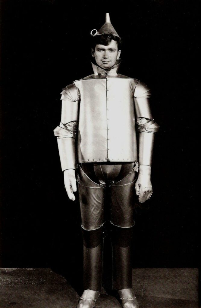 viens voir les comédiens. Buddy Ebsen as (the original) Tin Man in The Wizard of OZ (1939) Ebsen filmed about two weeks worth of footage before developing a severe reaction to the aluminum dust in the makeup, which landed him in the hospital. Jack Haley was hired to replace him.
