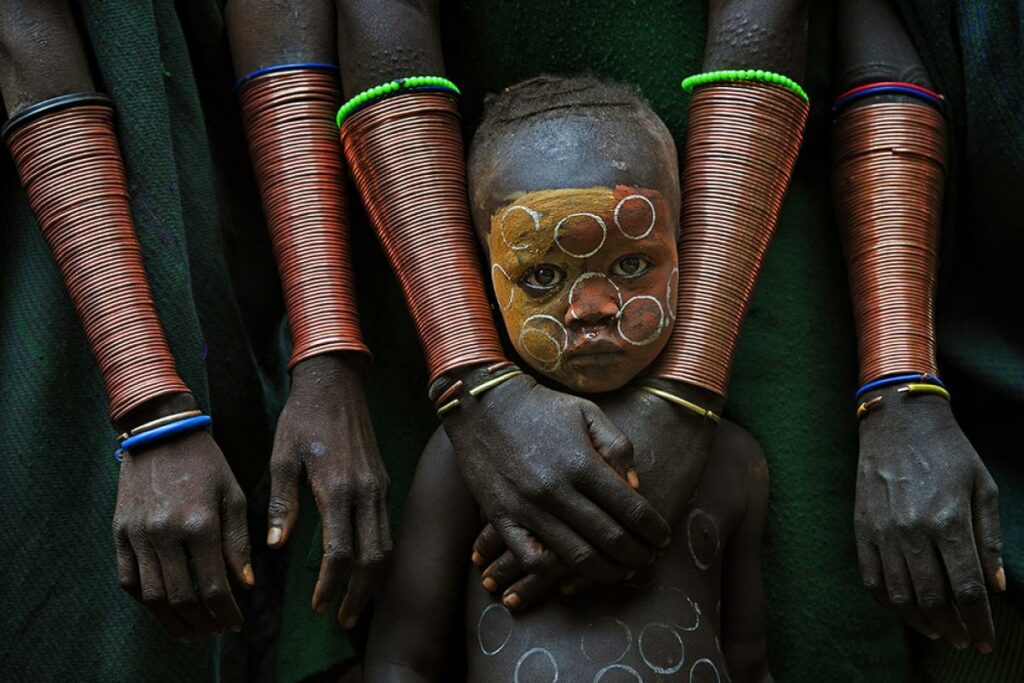 le cuivre et ses fils. David Nam Lip Lee, Suri Tribe, Ethiopia