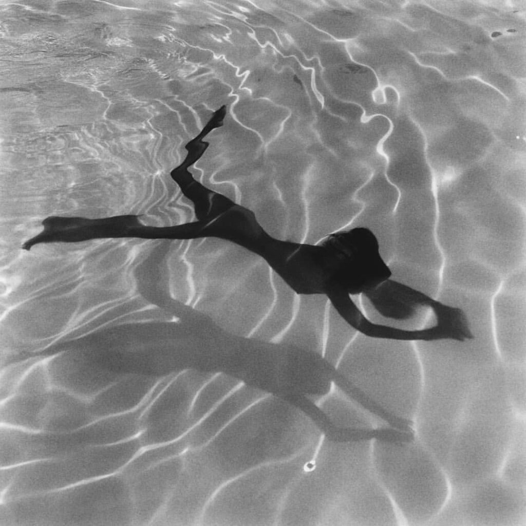le plaisir trouble des photos de nu. Fritz Henle. Underwater Nude, St. Croix, Virgin Islands, 1975. la silhouette trouble d'une femme nue nageant dans un piscine