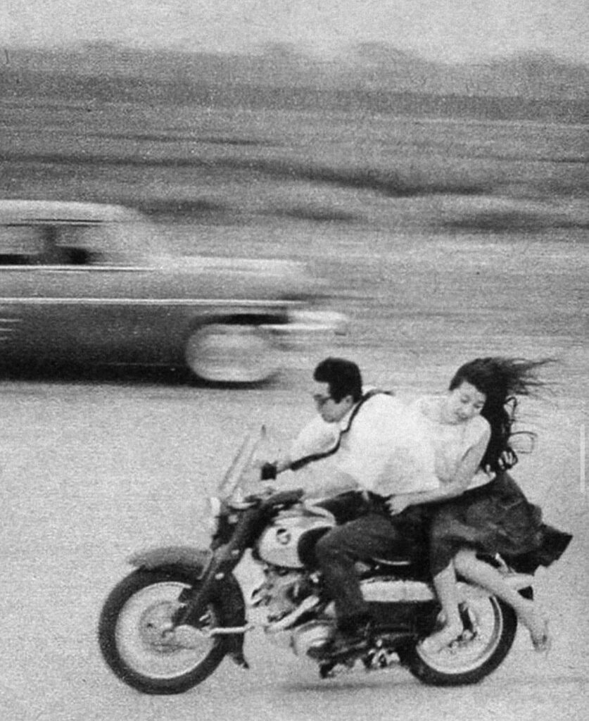 Bonnie and Clyde : la tournée au Japon. Two members of the Kaminari-zoku Thunder gang, the predecessor of the later Bousō-zoku, a motorcycle gang, 1959, Photographer unidentified 
