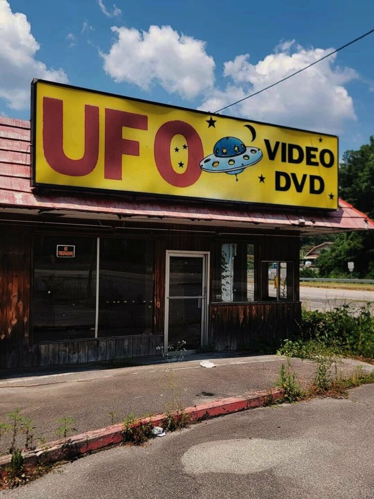 les extra-terrestres ne viendront plus. sous son enseigne "UFO" avec une soucoupe volante, un club vidéo à l'abandon 