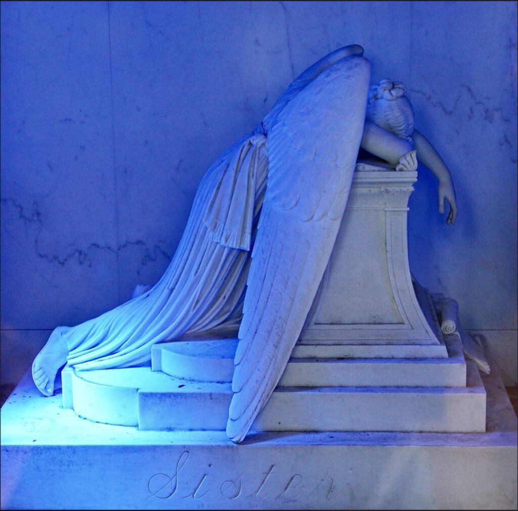 dans la lumière bleue du dimanche matin. William Wetmore Story, Angel of Grief. Metairie Cemetery. Metairie, LA. (la Nouvelle-Orléans) The blue color cast is caused by the light shining through a blue stained glass window