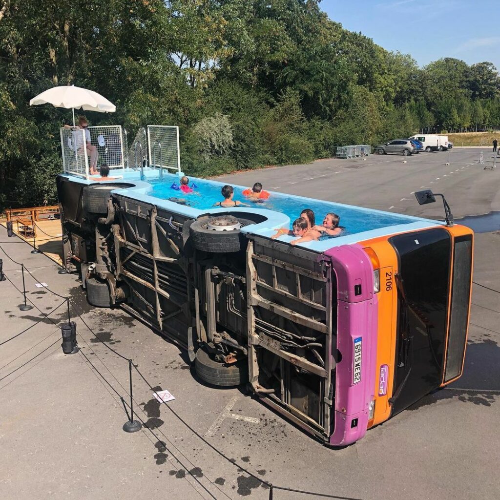  ceux qui ont trop chaud se baigneront dans le bus. tags : canicule, RATP avec un P comme piscine, Paris Plage : le tour bus -la tournée triomphale en province