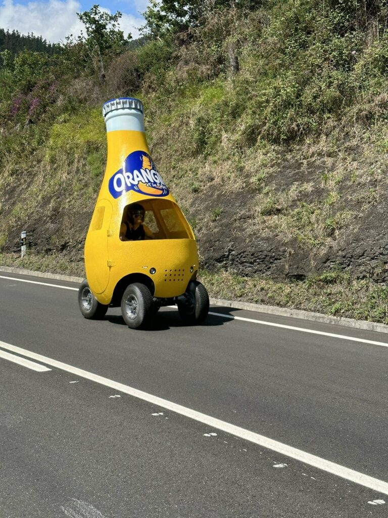 rester bien hydraté sur la route des vacances. voiture publicitaire Orangina, canicule