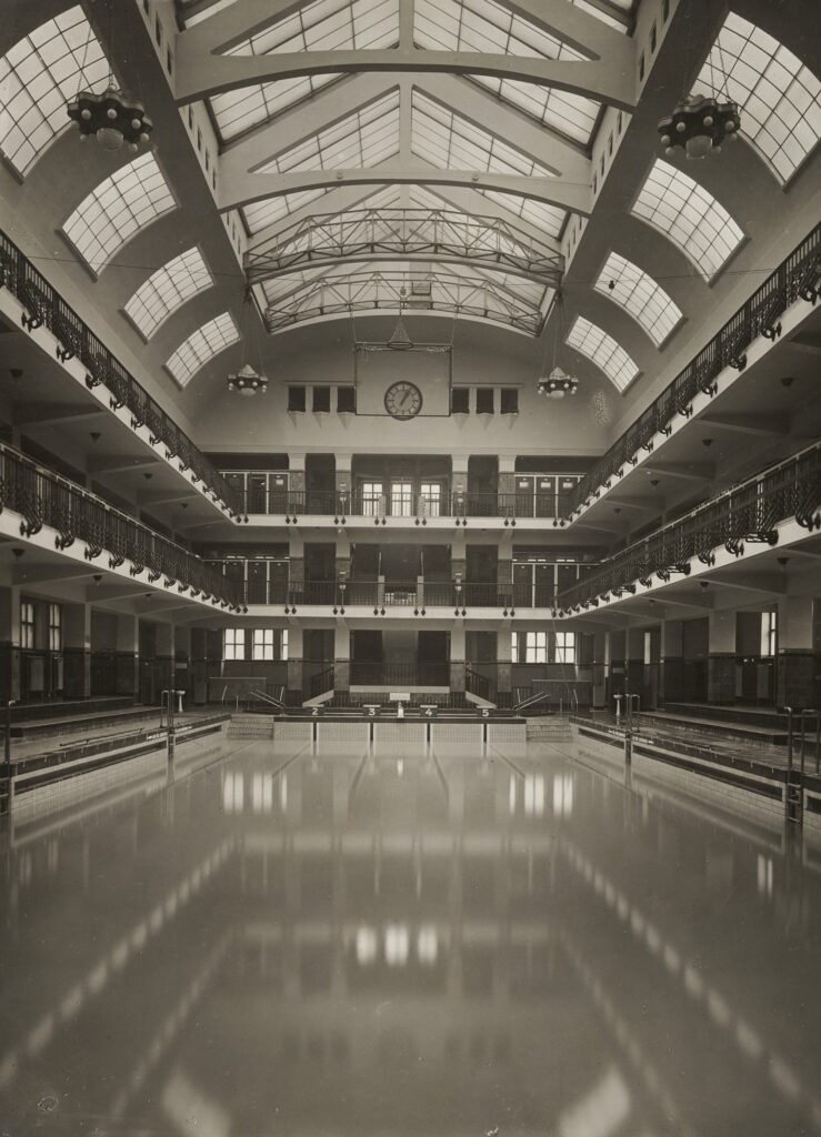 la piscine déserte. Amalienbad (1923-26) in Vienna, Austria, by Karl Schmalhofer & Otto Nadel. Photo by Martin Gerlach jun 