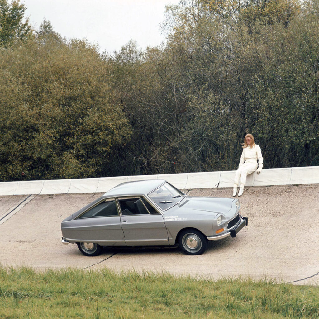 Catherine Deneuve : "baisse du prix des carburants pour le chassé croisé de ce weekend". Prototype Citroën M35. tags : ami 6, vie des stars