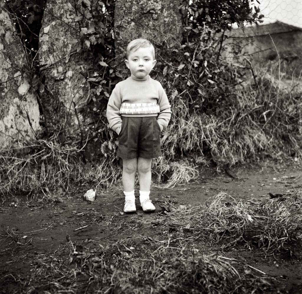 7H45 Spain, ca. 1955 - by Virxilio Vieitez (1930 - 2008), Spanish. petit garçon les mains dans les poches. 