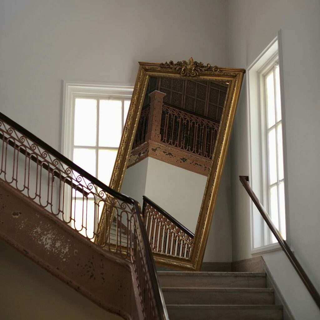 le stade du miroir dans l'escalier. tag : le moi dans la cage, les déménageurs lacaniens